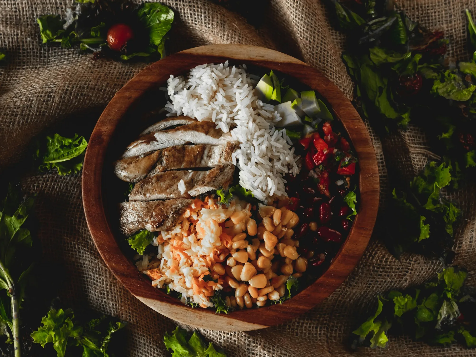 Tigela com frango, arroz, grão-de-bico e legumes